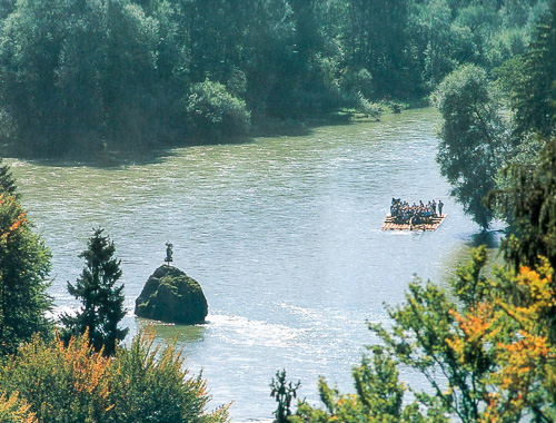 Floss passiert den Georgenstein in der Isar bei Grünwald